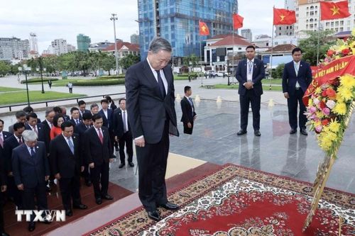Chủ tịch nước đặt vòng hoa tại Đài Hữu nghị Việt Nam - Campuchia