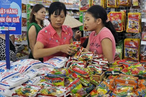 Siêu thị ngăn chặn tình trạng 'té nước' theo lương