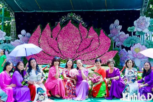 Hà Nội: người dân 'check in' với tác phẩm làm từ 10.000 bông sen quan âm