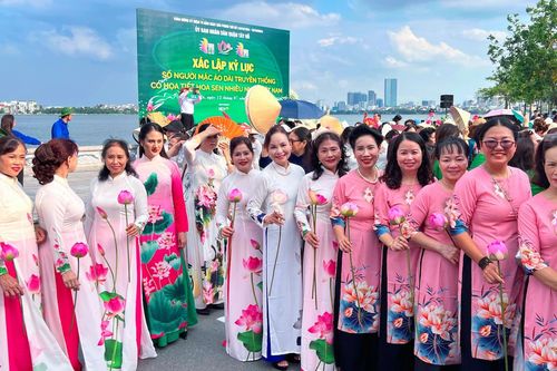 Người Hà Nội và du khách diễu hành tôn vinh áo dài, hoa sen