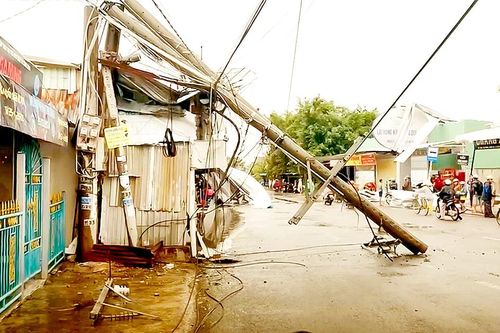 Đồng Tháp: Hỗ trợ người dân có nhà bị hư hỏng do dông lốc gây ra