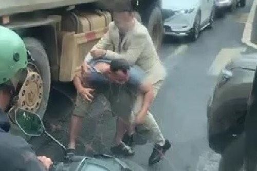 Va chạm xe ben với xe rước dâu, chú rể đuổi đánh tài xế