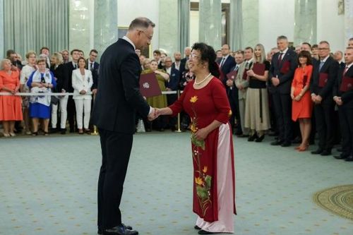 Nhà khoa học nữ gốc Việt được phong học hàm Giáo sư quốc gia Ba Lan: Vật lý là cả thế giới xung quanh