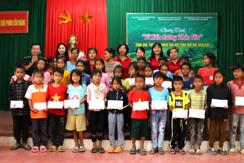 Tri ân các anh hùng, liệt sĩ và trao tặng công trình năng lượng mặt trời, quà và học bổng cho học sinh biên giới