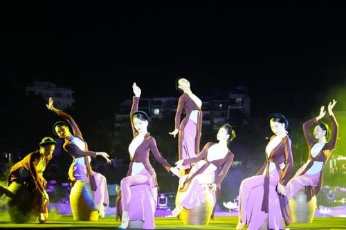 Ấn tượng đêm khai mạc Lễ hội Sen Hà Nội năm 2024
