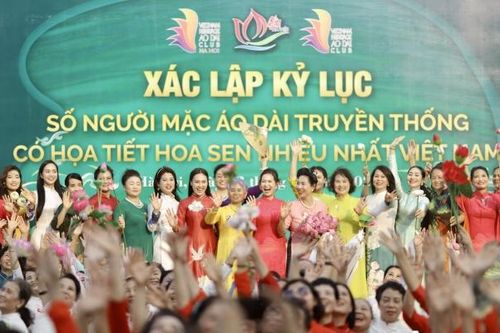 1.000 phụ nữ mặc áo dài họa tiết sen xác lập kỷ lục mới