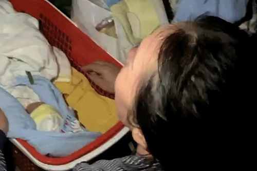 Hai bé trai sinh đôi bị bỏ bên đường