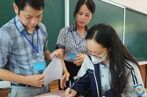 Chấm thi tốt nghiệp THPT năm 2024: Có những bài thi Ngữ văn đạt 9,75 điểm