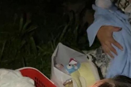 Hai bé trai sơ sinh nằm trong giỏ nhựa bị bỏ rơi trong đêm