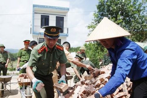 Sôi nổi tình nguyện hành quân xanh ở Bắc Giang