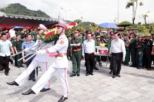 Nguyên Chủ tịch nước Trương Tấn Sang dự Lễ truy điệu các AHLS hy sinh trong chiến đấu bảo vệ biên giới phía Bắc