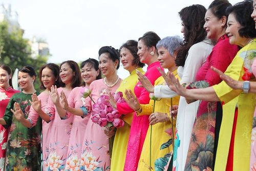 Hơn 1.000 người mặc áo dài họa tiết hoa sen xác lập kỷ lục mới