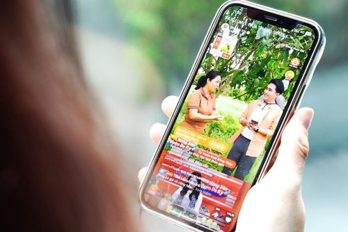 Nông dân livestream trái cây tại vườn, triệu người dùng trẻ chốt đơn Shopee