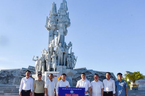 Liên hiệp các tổ chức hữu nghị Việt Nam tặng quà các thương binh, bệnh binh và gia đình liệt sĩ tỉnh Nghệ An