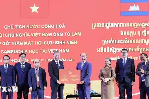 Chủ tịch nước Tô Lâm gặp mặt cựu lưu học sinh Campuchia từng học tập ở Việt Nam