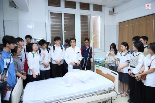 Bản tin 13/7: Những thí sinh đầu tiên trúng tuyển vào Trường Đại học Y Hà Nội năm 2024