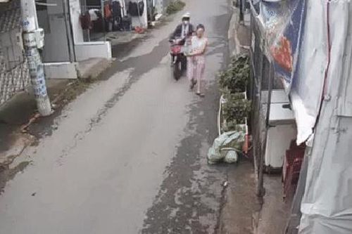 Đang bế con đi bộ, người phụ nữ bị cướp giật dây chuyền