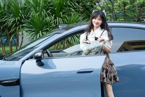 Dàn hot girl Trung Quốc khoe sắc bên xe hơi