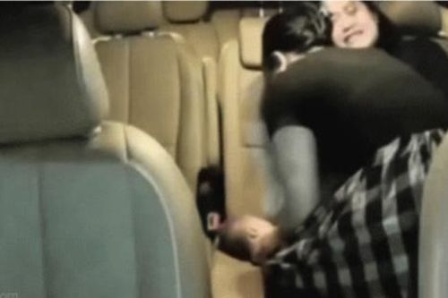 Thót tim khoảnh khắc nữ điều dưỡng cứu bé sơ sinh sặc sữa, ngưng thở ngay trên taxi