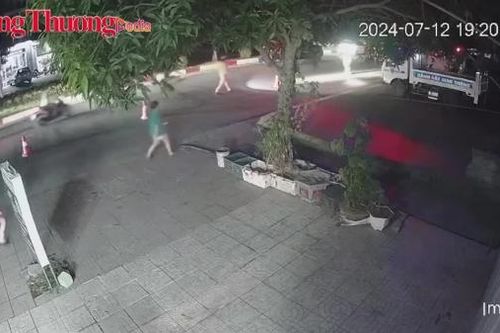 Hà Tĩnh: 2 thanh niên đi xe máy tốc độ cao tông thẳng vào Cảnh sát giao thông