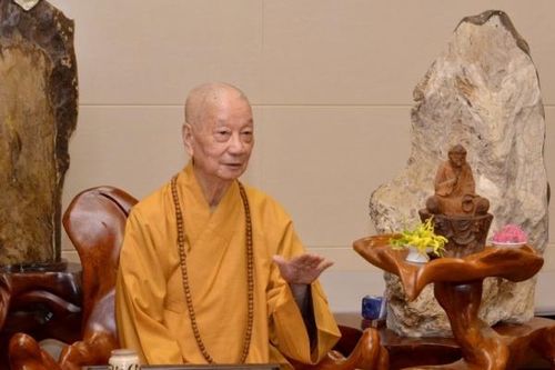 Hòa thượng Thích Trí Quảng cảnh báo về lạm dụng mạng xã hội trong thuyết giảng