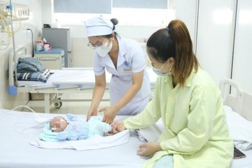 Chuyên gia khuyến cáo về cách cấp cứu sặc sữa trẻ sơ sinh