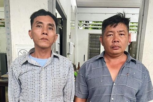 Bắt giữ 2 đối tượng buôn lậu và đánh bạc