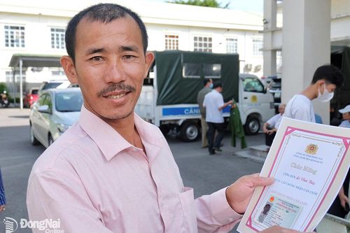 Mừng khi lần đầu có giấy chứng nhận căn cước