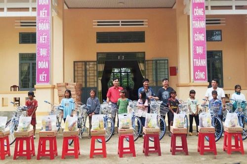 Tặng trên 300 suất quà cho người nghèo và học sinh khó khăn tại Chư Sê