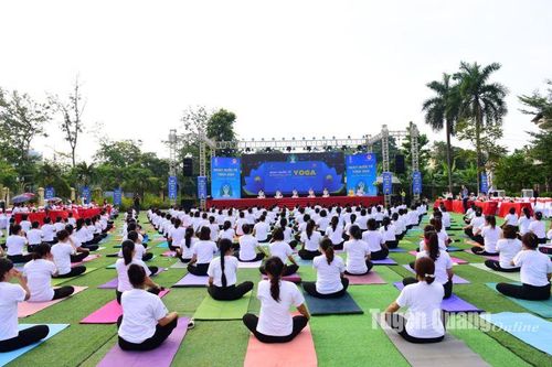 Trên 200 học viên hưởng ứng Ngày Quốc tế Yoga