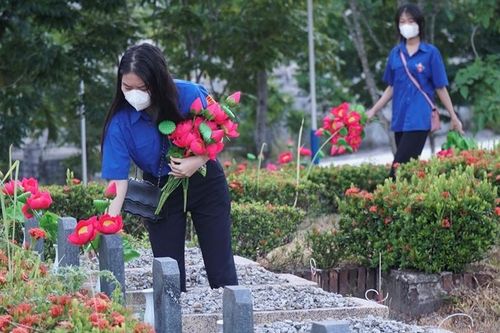 Thế hệ trẻ tri ân các anh hùng liệt sĩ bằng những đóa hoa