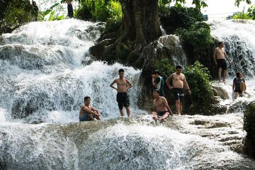 Khám phá vẻ đẹp thơ mộng của thác Trăng ở Hòa Bình