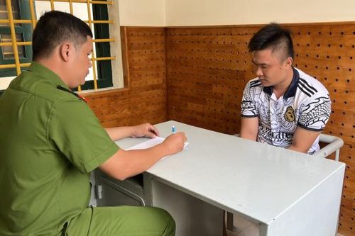 Giả vờ xin nước uống rồi giật dây chuyền vàng
