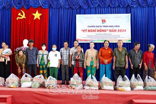 Trao tặng nhiều phần quà cho hộ nghèo