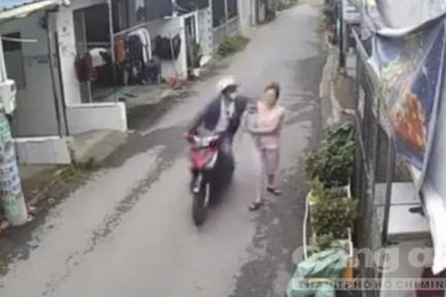 Đang bồng con đi dạo, người phụ nữ 'đứng hình' vì bị giật dây chuyền