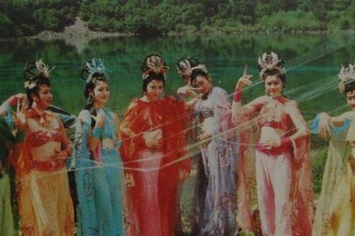 7 yêu tinh nhện 'Tây du ký' đòi bỏ phim vì trang phục hở bạo, đạo diễn làm gì?