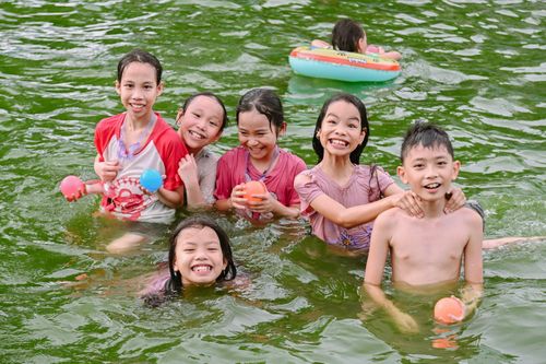 Bể bơi hơn 1.100m2 được cải tạo từ ao tù ở ngoại thành Hà Nội