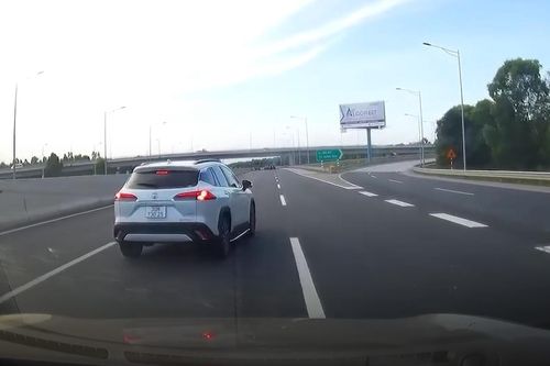 Lái xe phanh gấp tránh va chạm với ô tô tạt đầu trên cao tốc Hà Nội - Hải Phòng