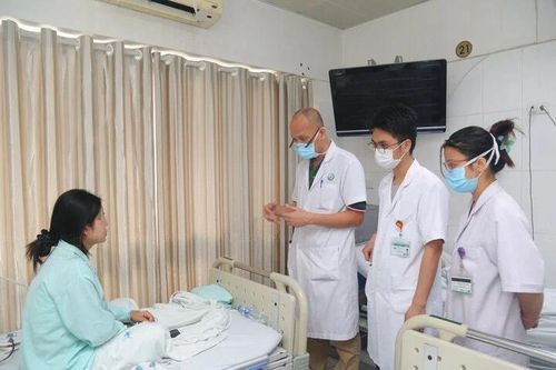 Tin quảng cáo trên mạng, người phụ nữ tiêm filler nâng ngực bị áp xe cả hai bên