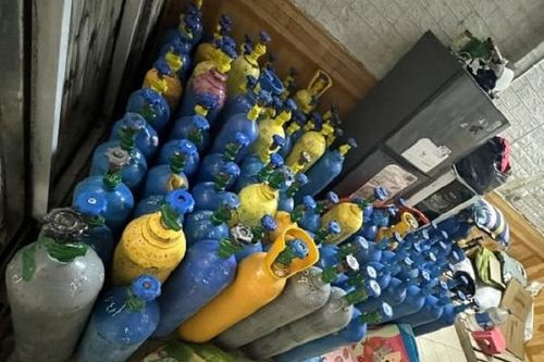 Phá kho chứa gần 100 bình khí 'bóng cười' từ tin báo qua mạng xã hội