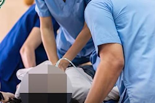 Người thân bàng hoàng kể lại giây phút phát hiện cháu bé trúng độc Xyanua: Bất tỉnh trong nhà vệ sinh