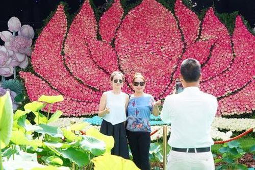Người dân thích thú trải nghiệm Lễ hội Sen lần đầu có mặt tại Hà Nội