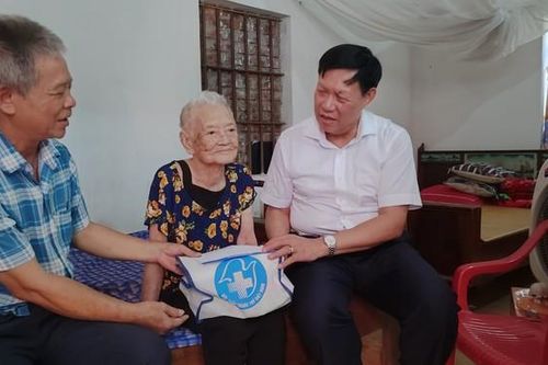 Bộ Y tế và Hội Thầy thuốc trẻ Việt Nam tri ân, khám chữa bệnh, tặng quà người dân Tiên Lữ