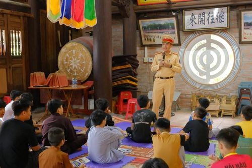 Công an Thái Nguyên phối hợp với Nhà Chùa tuyên truyền an toàn giao thông