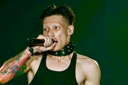 Thấy gì từ vòng choker đinh tán của MCK?