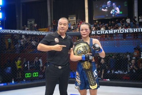 Nữ võ sĩ MMA Việt Nam bị biến dạng mắt sau chiến thắng