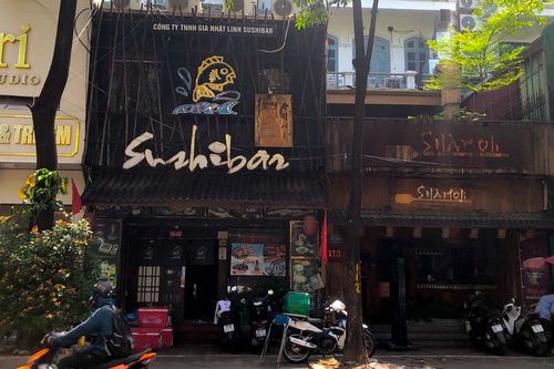 Tràn lan biển hiệu quảng cáo sính ngoại