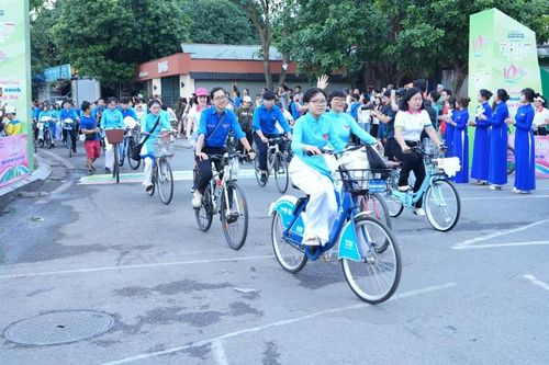 7.000 người đạp xe trong sự kiện 'Sắc sen Tây Hồ'