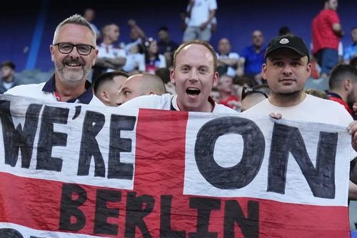 Giá cả tăng vọt khi CĐV cuống cuồng đổ xô đến Berlin hy vọng có vé chung kết