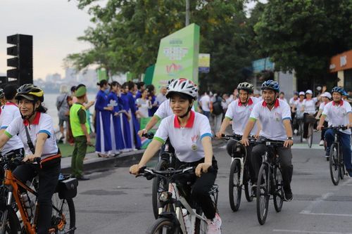 7.000 người tham gia Ngày hội đạp xe 'Sắc sen Tây Hồ'
